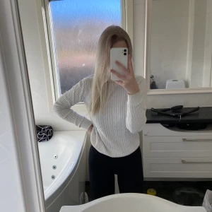 Vit tunn tröja - Säljer denna då jag aldrig använt den och den faller inte mig i smaken. Den är helt oskadd. Orginal priset är 249kr