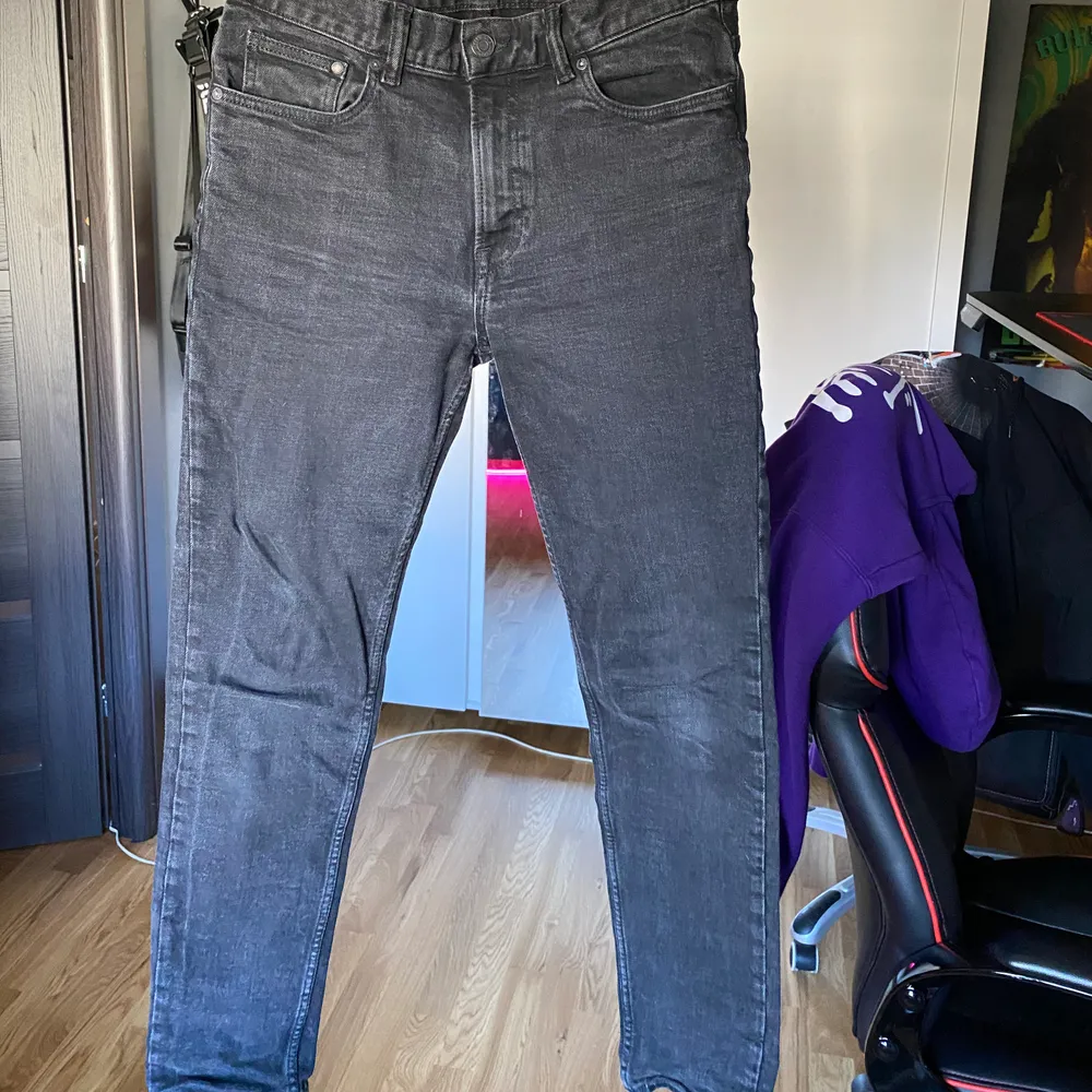 Ett par svarta jeans från hm denim, byxorna är i bra skick dock lite urtvättade. Storlek 31 . Jeans & Byxor.