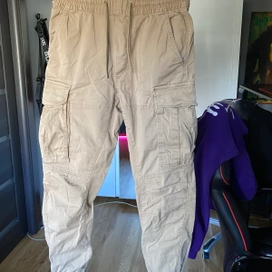 Cargo byxor  - Ett par cargobyxor från hm, byxorna är i bra skick, finns inga defekter. Byxorna är i stolek small / 170 cm 