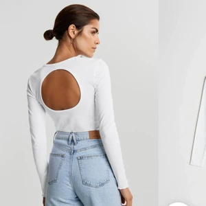 Vit långärmad tröja, öppen rygg - Vit långärmad tröja med öppen rygg. Storlek Xxs men passar xs och s. Prislapp finns kvar. 