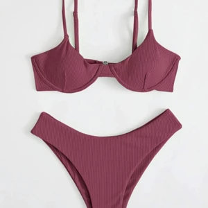  Bikini 👙  - Säljer en helt oanvänd bikini som jag fick hem för ett tag sedan men den passade tyvärr inte mig, testad en gång med underkläder under, troslapp finns kvar i underdelen. 90kr+frakt 👙💞💜