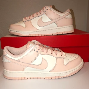Nike Dunk Low ”Orange Pearl” womens - Helt nya Dunks Orange Pearl som finns i storlek, 38, 38.5, 39, 41, 42. Skickas dubbelboxat så orginallådan inte skadas. Kan fraktas på köparens bekostnad eller mötas i Gävle. Digitalt kvitto & box ingår givetvis! Hör av er vid frågor :)