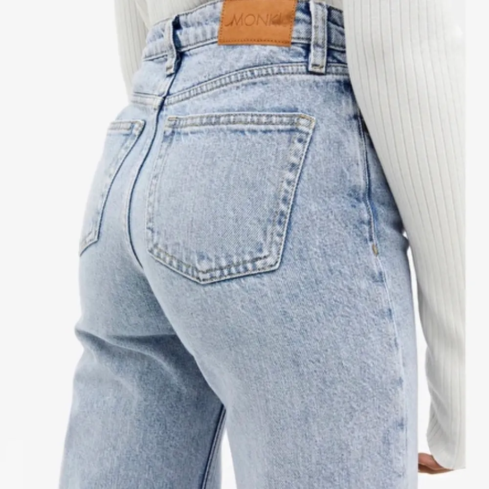 Säljer dessa jeans ifrån monki!😍 I storlek 24, passar mig som är XS, sparsamt använda! Frakt tillkommer. Jeans & Byxor.