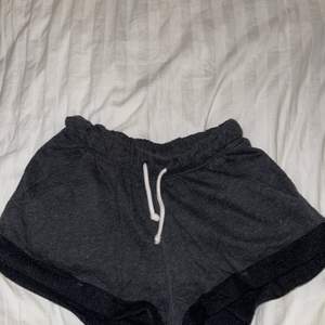 Ett par mörkgråa mjukis shorts ifrån H&M. Använda ett fåtal gånger i storlek XS. Har fickor och är ganska korta. Köpare står för frakt (66kr och går att spåra  eller att vi tillsammans bestämmer ett billigare pris för frakt)💕