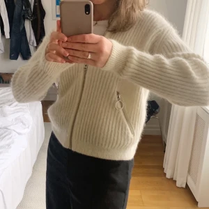 & Other Stories Ullkofta - Vit - Storlek XS - Superfin ullkofta från & Other Stories, storlek XS.  Säljes i fint skick.  Frakt ingår ej!  Kan även avhämtas i Göteborg.