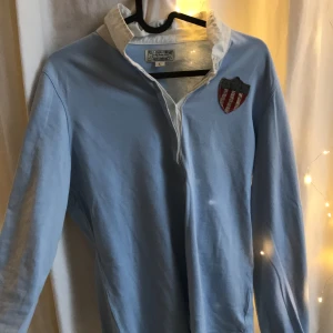 Sweater  - En jättesnygg långärmad sweater med krage. Står storlek L men passar mer en M eller S. 150 kr🥰💕