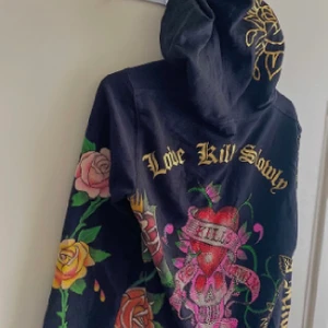 Ed Hardy zipup hoodie  - Skitsnygg ed Hardy zipup hoodie i fin kvalité (Alla rhinestones finns kvar!!) som jag säljer vidare för att den tyvärr är lite för liten för mig... passar XS-M, BUDA I KOMMENTARERNA FRÅN 300kr HÖJ MED MINST 10kr, kontakta för direktköp!! <3 (högsta bud 650)