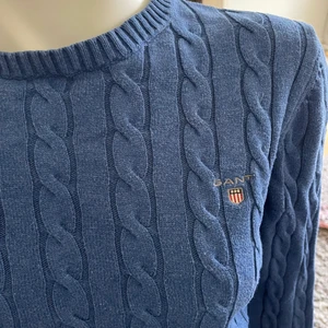 Kabelstickad GANT - GANT tröja i hårig blå färg, bra skick