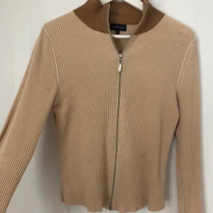 Beige kofta - Beige och brun kofta köpt på humana🤎🧸 det står att den är storlek L men den sitter mer som M, köparen står för frakt men kan även mötas upp i Gullmarsplan!