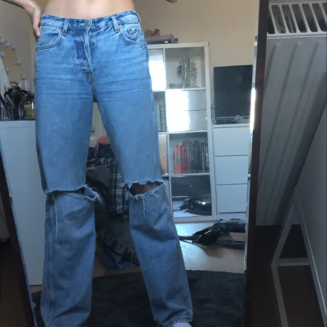 Köpte dessa lågmidjade jeans på Plick men är liiiite för korta på mig som är 170, tyvärr då de är såååå snygga!! Kan därför sälja vidare vid bra bud, är i bra skick💙💙💙. Jeans & Byxor.