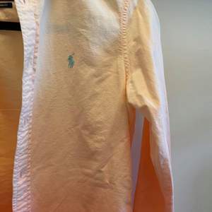 Skjorta från Ralph Laurent i s. Sparsamt använd i unik färg. 