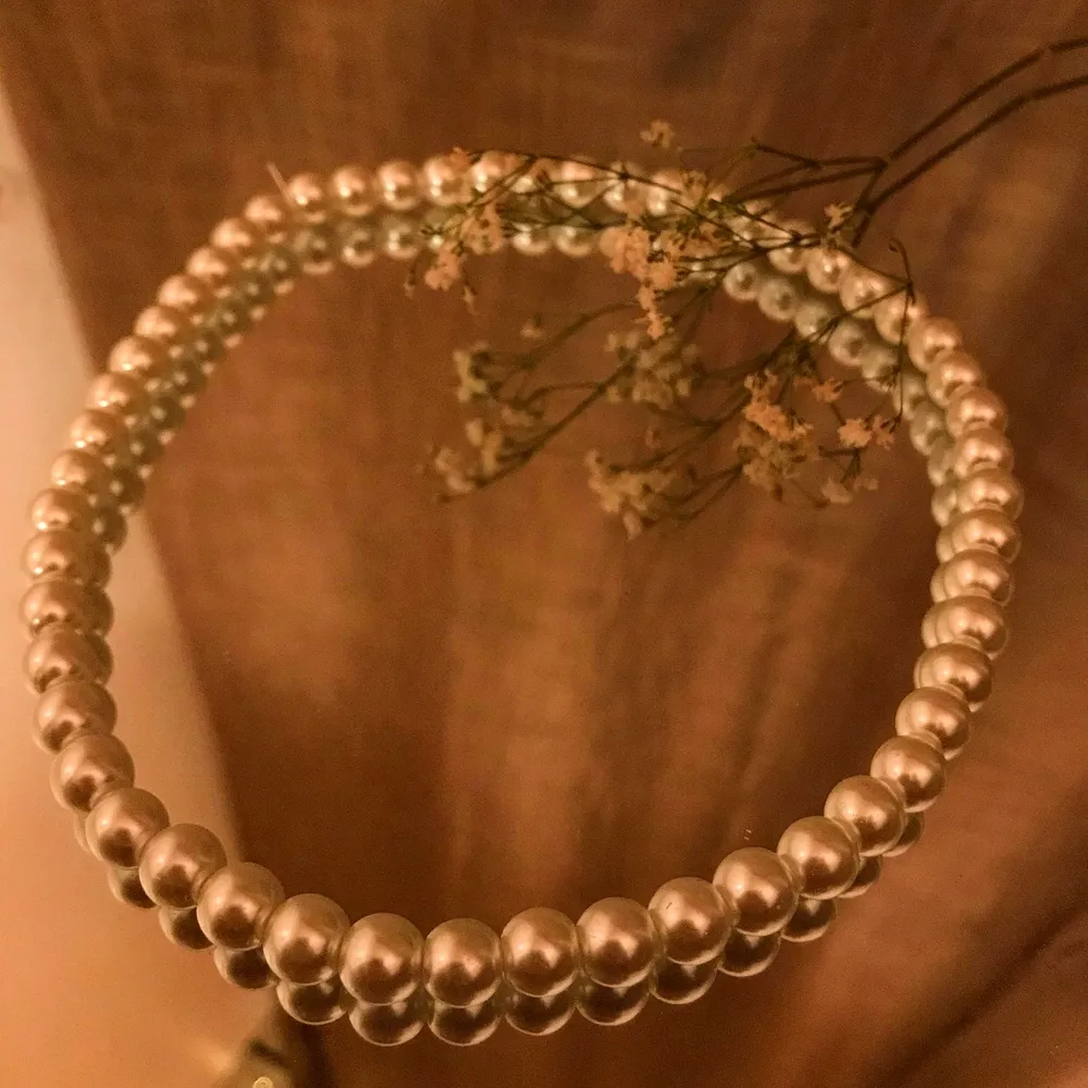 Hemmagjort pärlhalsband av vita pärlor av plast! 🍓 Säljer andra smycken på min sida! Kolla gärna in! 📀. Accessoarer.