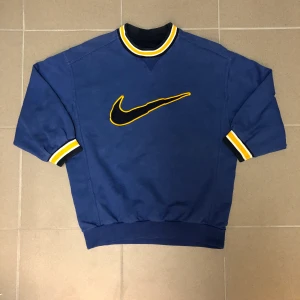 VINTAGE NIKE SWEATSHIRT - Galet snygg Nike sweatshirt, den är L i barnstorlek. Det är översatt till ungefär XS  Minsta höjning: 50kr Högsta bud: 300kr