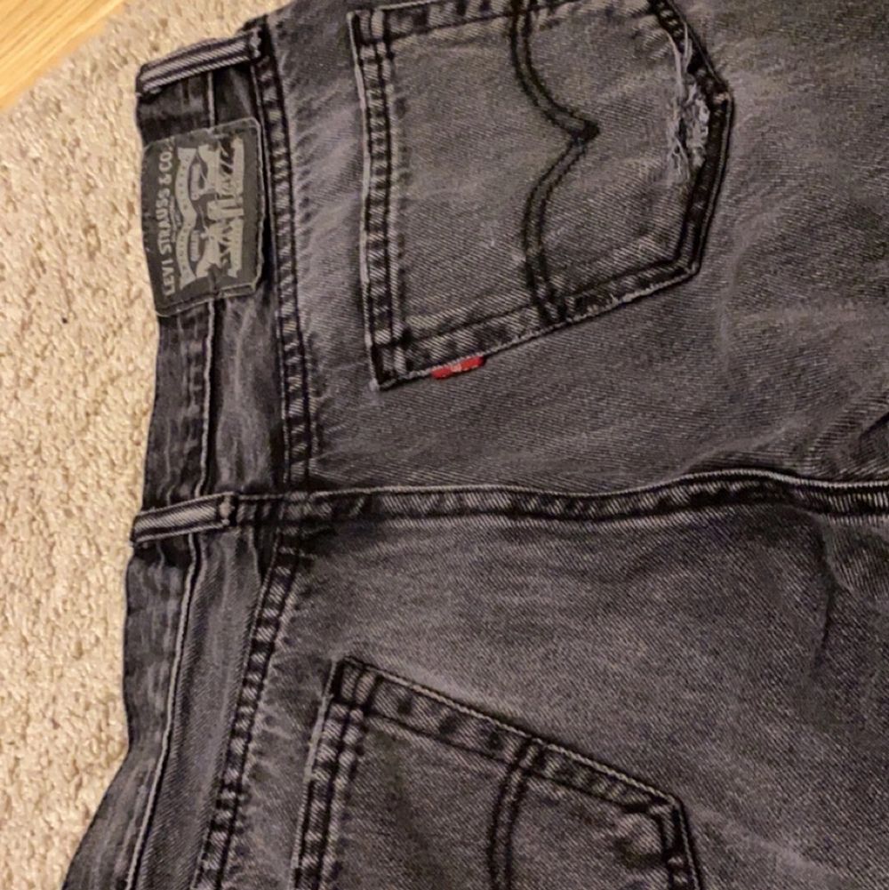 Säljer mina gamla gråa Levis jeans då jag aldrig använt dom, priset kan diskuteras. Jeans & Byxor.