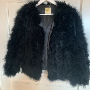 Fjäderjacka - Äkta fjäderjacka från pello bello i storlek s. 150kr, men pris kan diskuteras. DM för frågor.