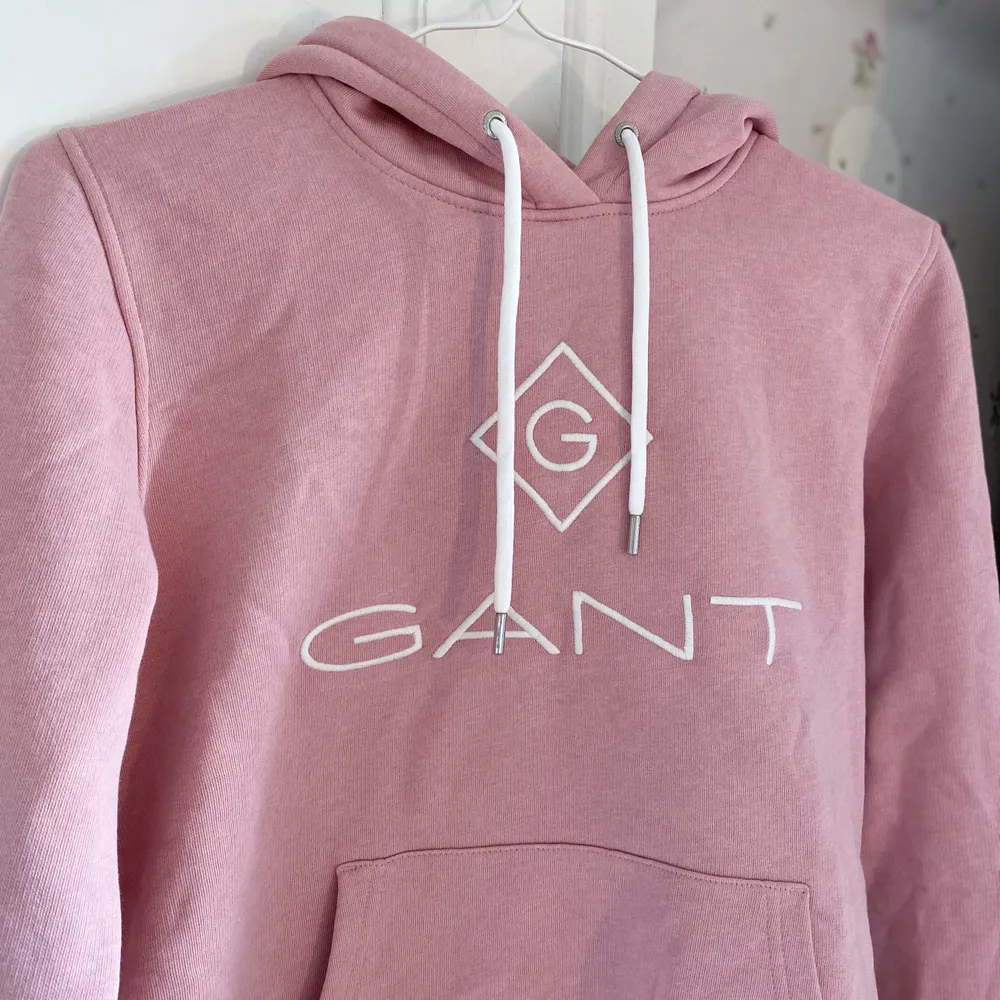 Rosa hoodie från Gant 💓 Aldrig använd, skick 💯 Storlek S. PM för funderingar eller bilder på :) . Hoodies.