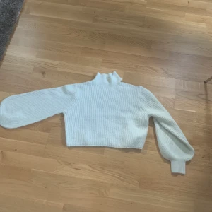 tröja med öppen Axel, ginatricot - Superfin HELT NY tröja från Gina, köpt för 300kr! Superfin ljus mintgrön färg, och mjukt skönt material! Pris: 150kr