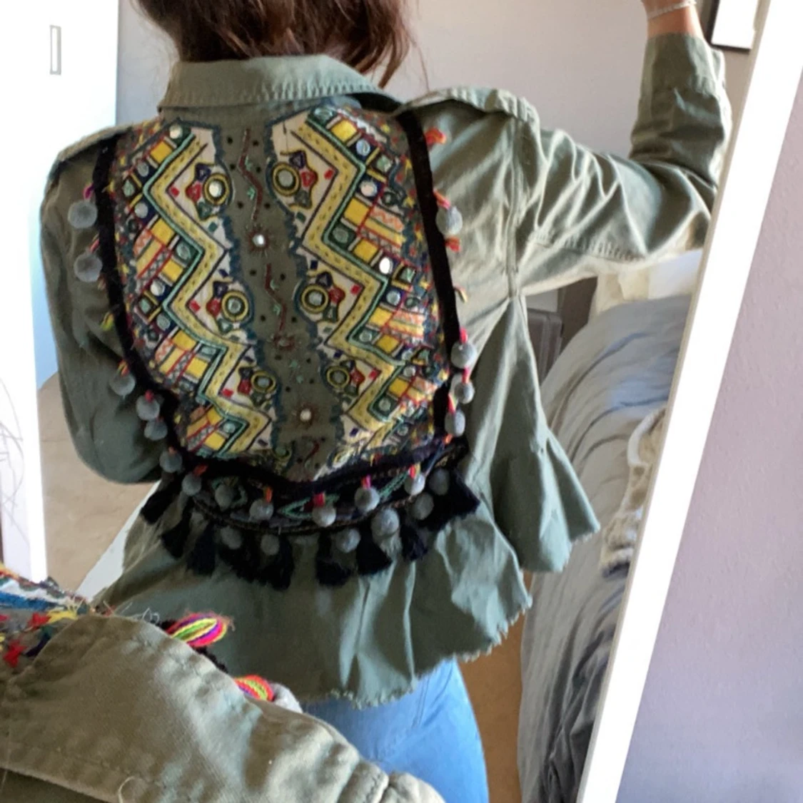 Grön jacka med brodei där bak  - 90