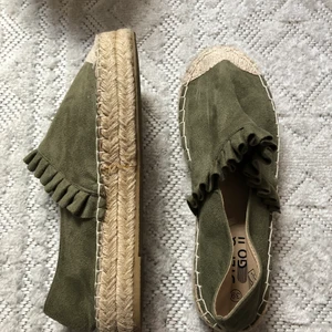 Gröna espadriller - Gröna espadriller i storlek 39. Använda en gång. Frank är inkluderat i priset☺️