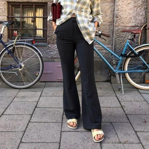 Trendiga randiga kostymbyxor från Nakd - Skitsnygga slutsålda kostymbyxor från Hoss x NAKD kollektionen storlek M, men skulle säga att byxorna även passar S! Byxorna är i bra skick och går hela vägen ner till fötterna på mig som är 172 cm 🤍 köpta för 500kr. Buda gärna & köparen står för frakt! Köp direkt för 400kr! 