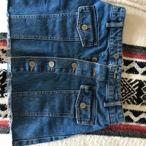 Kjol  - Jeans kjol från Zara. Den är kort och ganska tajt. Perfekt skick. Den är väldigt tajt uppe vid midjan 