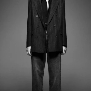 90’s full length rainfall black jeans - Säljer dessa fina jeans från zara i modellen 90’s full length och färgen rainfall black. Väldigt populära och som jag förstår slutsålda överallt. Bilderna är lånade från zaras hemsida, men skickar självklart egna vid intresse! Byxorna är i strl 36, har alla etiketter kvar, men är tyvärr alldeles förstora för mig som vanligtvis bär strl 32. Bud från 250 eller köp direkt för 350!✨ Hör av dig direkt till mig vid frågor!💕 köparen står för frakt. Kan också tänka mig att byta mot ett par i storlek 32 eller 34!✨ 