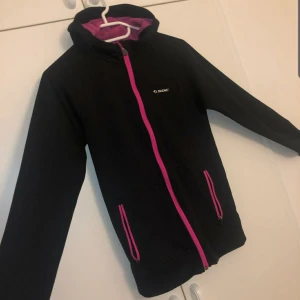 Soc kofta  - Super fin huvtröja. Väldigt bekväm att använda ute till vardags men även att träna i. 