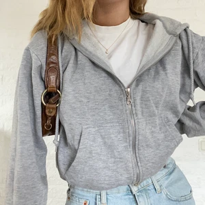 Grå hoodie - Denna perfekta Hoodien med dragkedja, den är kort i passformen ormen större upptill vilket gör den lite overzized. Luvan är också lite större. Perfekt att slänga på över t-shirt eller liknande✨ KÖP DIREKT FÖR 220kr! 