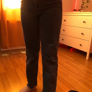 Blåa raka jeans  - Ett par blåa jeans från hm som är raka. Dom passar min kusin som är 145 cm lång och de passar mig men de är lite korta och jag är 156 cm. 
