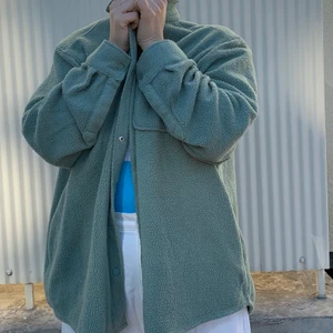 Grön tröja från Weekday - En jätteskön och mjuk Skjort/tröja från Weekday. Sparsamt använd men den har ett litet brännmärke på ena ärmen som knappt syns.