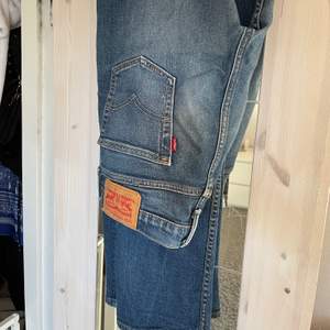 Snygga populära jeans. Passar perfekt på mig som är 168 cm! Kan mötas upp i centrala Stockholm annars står köparen för frakt☺️