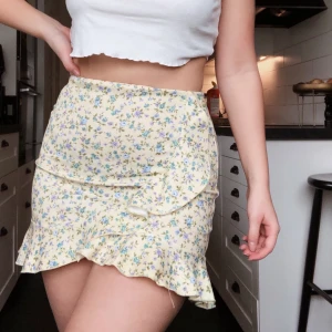 blommig kjol - somrig och blommig kjol från nelly, säljer pga för liten och för kort 💗 jag är normalt strl M. använd 2 gånger!