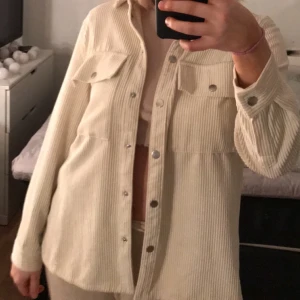 Manchesterjacka  - En beige Manchesterjacka från Gina💗 Modellen är lite längre och har en rak passform. Jackan är i nyskick då den knappt är använd. Köparen står för frakten. 