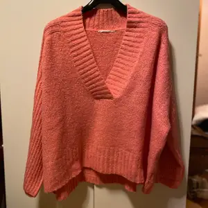 Köpte en rosa tröja nu i veckan, men den var för stor på mig. Nypris: 299kr. Säljes för 70kr, frakt tillkommer ❤️