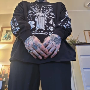 Min grymma polare som gjort longsleeven  - Långärmad väldigt satanisk tisha och detta var den sista som gjordes till de ett par overzie kostymbyxor