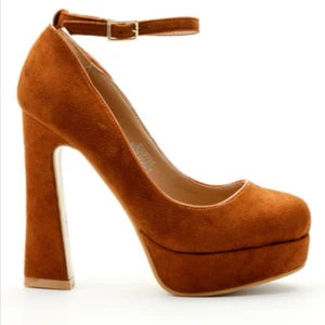 Bruna klackskor  - Helt nya klackskor i brun mockaimitation, storlek 35. Avtagbar vristrem. Ligger i dustbags. (Säljer ett par likadana gröna också) 