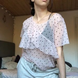 Rosa spetströja med prickar och volang xs/s - Rosa spetströja med prickar och volang 