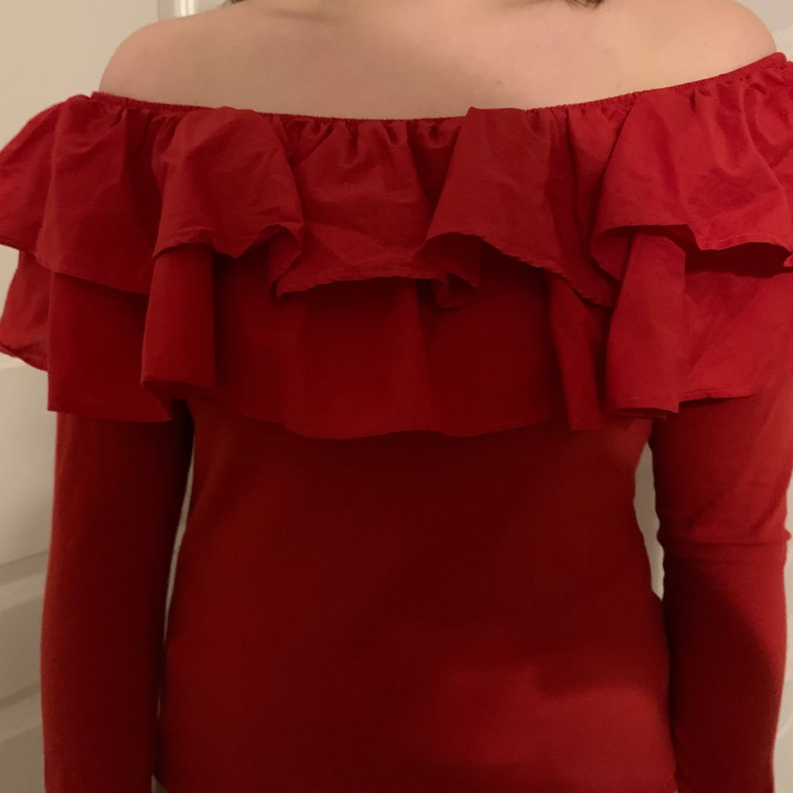 Röd tröja med volanger