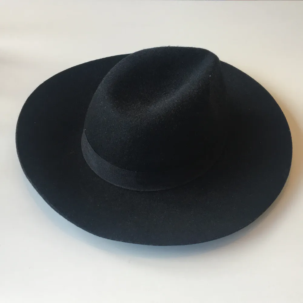 Trendig svart hatt i 100% ull. Band runtom (bild 3), onesize.. Accessoarer.
