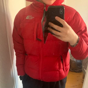 The north face jacka - Jackan är i Storlek S, jag är 168 och har vanligtvis storlek M. Perfekt jacka nu när det är lite kallt samt till våren! Jackan går att användas åt båda hållen, så två i en!