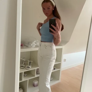 Jeans från nakd - Säljer dessa jeans från nakd. Superfint skick. Storlek 36 och går nästan ner till marken för mig som är 173 lång. Säljer för 250kr ink frakt🤍