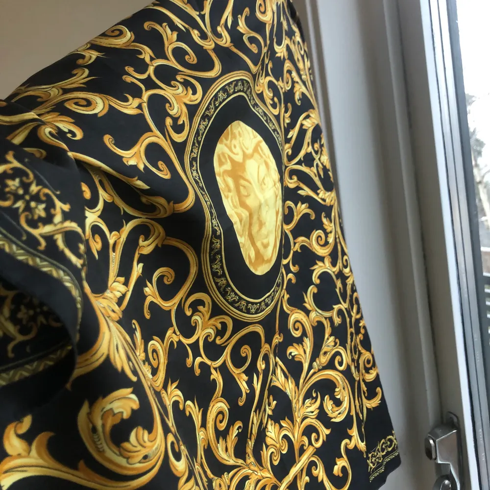 Sjal köpt second hand, vet inte om det är äkta Versace eller ej. Skit lyxigt material och i toppen skick vilket får mig att tro att den är äkta. Rätt så stor och inte genomskinlig. Perfekt att använda som tröja. . Toppar.