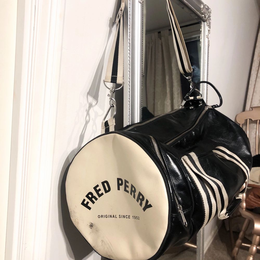 Fred Perry väska - Väskor | Plick Second Hand