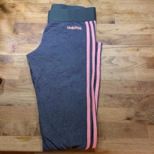 Adidas tights/leggins - Adidas leggins strl s. Mörkgrå/rosa. Aldrig använda.