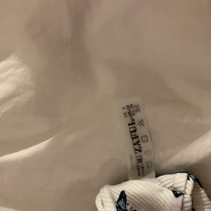 Fjärils Bikini - Säljer en supersnygg bikini i storlek M men skulle säga att den är S. Bara testad en gång och säljs pga för liten. Man kan ta ut inläggen om man vill och man kan justera banden. Liten i överdelen. Du står för leverans!