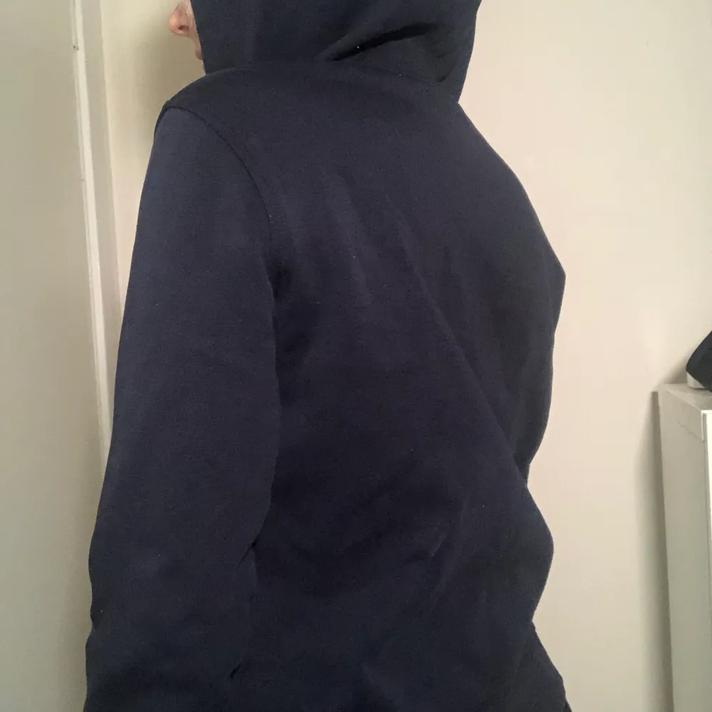 Marinblå zip up hoodie från Bondelid med broderat tryck på bröstet. Aldrig använt, nyskick. Mycket härligt material. Tröjor & Koftor.