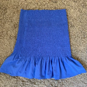 Kjol  - Ny kjol från nakd, använd 1-2 gånger max. Väldigt stretchig så passar alla mellan XS-M då det är töjbar material. Hög i midjan. Sitter som SISTA bilden bara att min kjol bara har en volang nertill  💙💕❤️ 