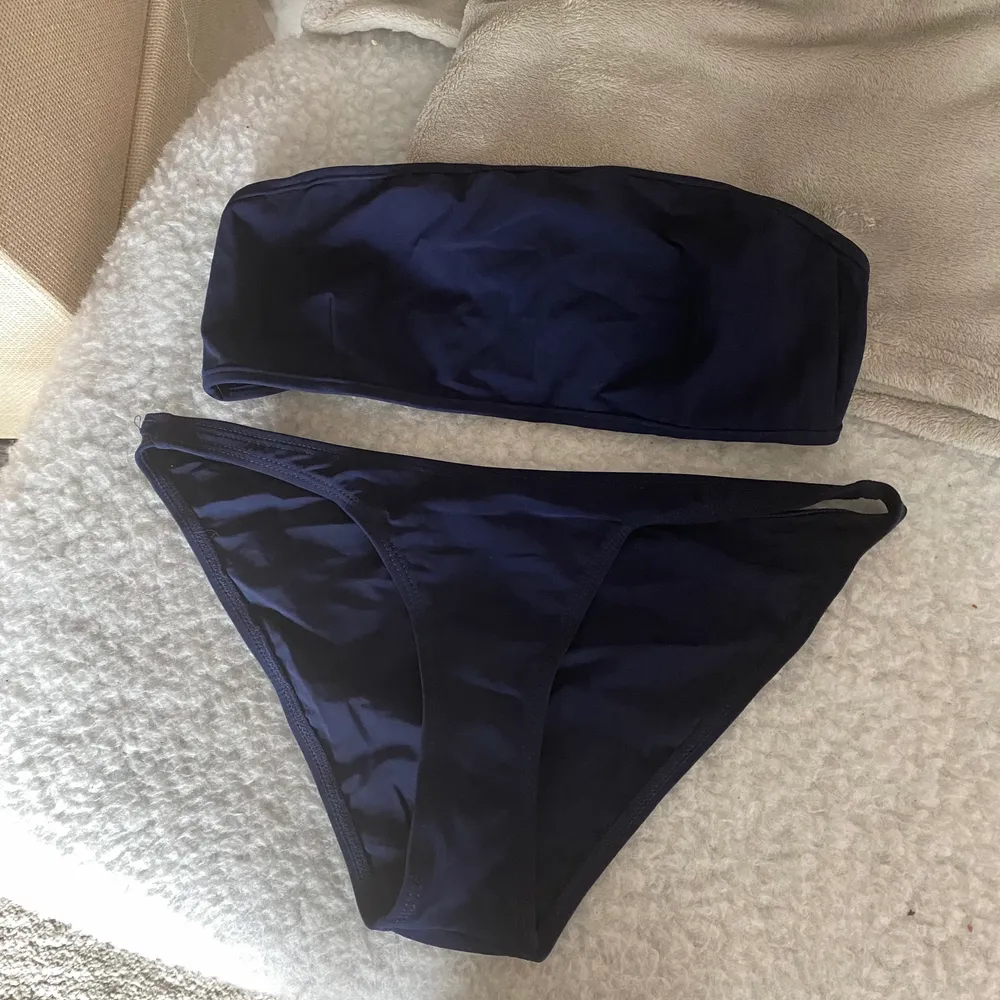 Mörkblå bikini från Filippa k. Underdel xs och överdel S. . Övrigt.
