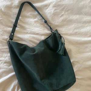 Snygg väska!  - Snygg grön väska från Zalando! Längre axelrem tillkommer också! ❤️ skriv privat för fler frågor! 