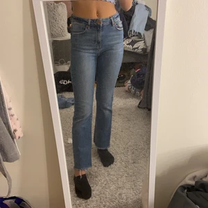 Jeans från Gina Tricot st 34(xs-s) - Ett par blåa jeans jag använt några gånger. Dom är st 34 och säljer pga för små